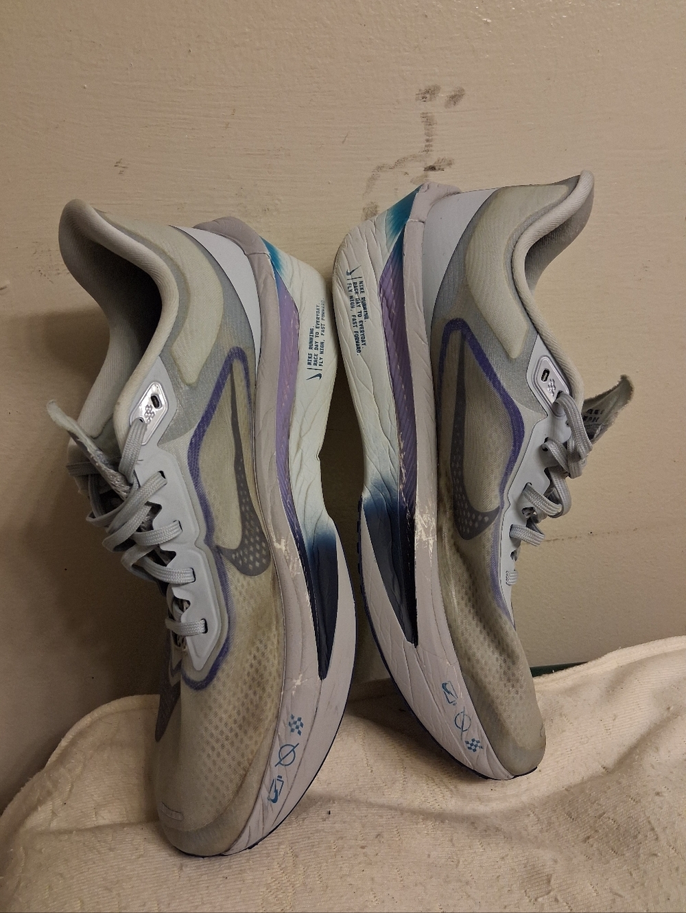 Mens Nike ZOOM FLY Neutral Gray Running Shoes with Purple Accents Size 9.5